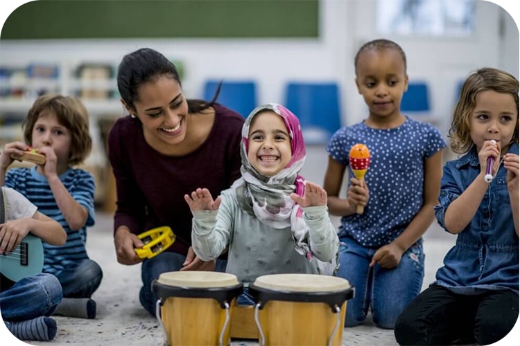 Psychologist from Mindsight Clinic conducting music therapy with kids