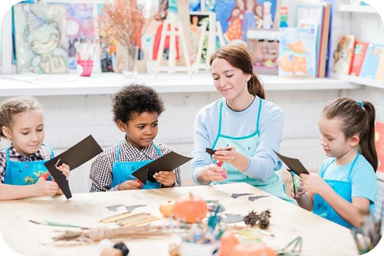 Psychologist from Mindsight Clinic with kids conducting play therapy