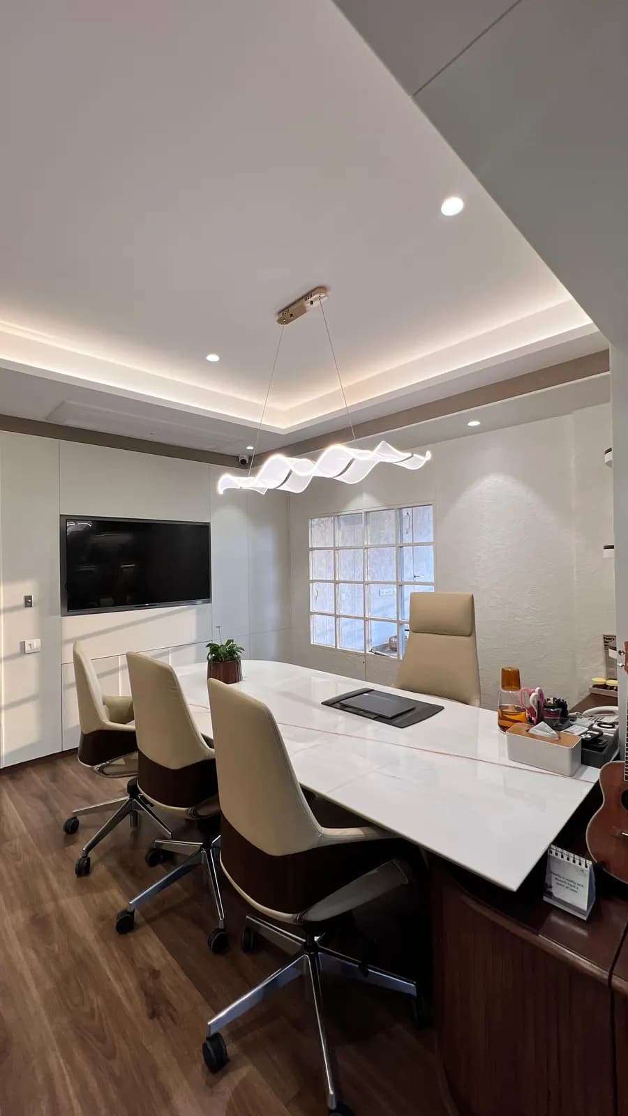 A consultation room at Mindsight Clinic, Boat Club Road, Pune, with a white table and leather chairs