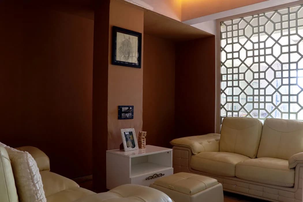 A quiet seating area at Mindsight Clinic, Malad West, Mumbai, with leather armchairs and a carved lattice screen